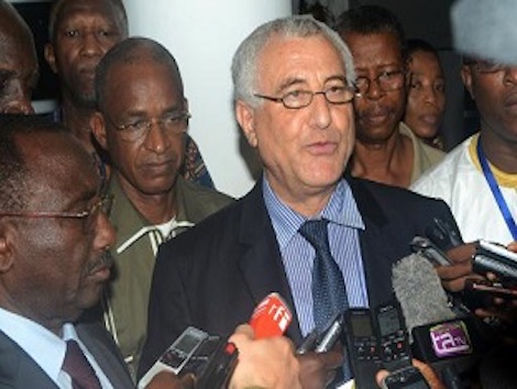 Said Djinnit entouré de dirigeants politiques guinéens, image d'archive