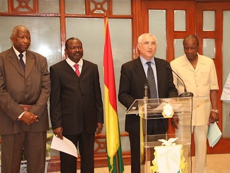 Said Djinnit entouré de l'ancien dirigeant guinéen Alpha Condé, Mohamed Said Fofana ex Premier ministre en 2013, image d'archive