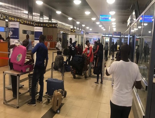 Des voyageurs à l'aéroport International Ahmed Sékou Touré