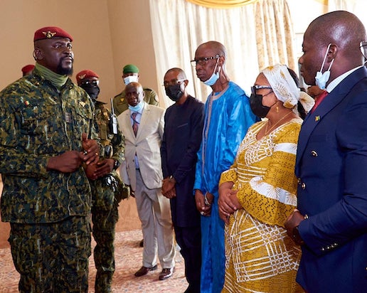 Colonel Mamadi Doumbouya, président de la transition guinéenne face à des magistrats guinéen début janvier dernier au Palais Mohamed V