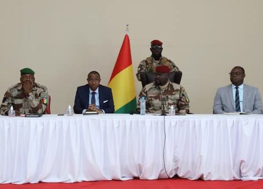 Le président de la transition colonel Mamadi Doumbouya, entouré du ministre du commerce, Bernard Gomou, du Premier ministre Mohamed Béavogui