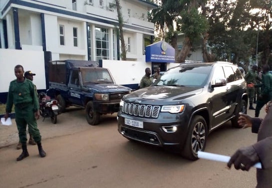 Le véhicule de commandement de Kassory Fofana, quittant la gendarmerie en début de soirée