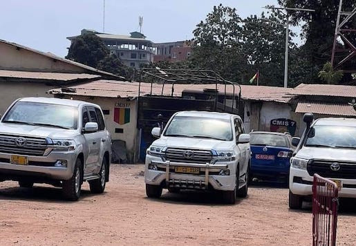 Des véhicules de la représentation diplomatique américaine à Conakry, stationnés à la devanture de la maison centrale, image amateur