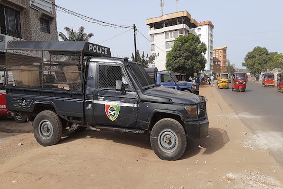 Des véhicules de la police stationnés sur la ruelle menant au domicile de Kassory Fofana, Siddy Koundara Diallo, Africaguinee.com, avril 2022
