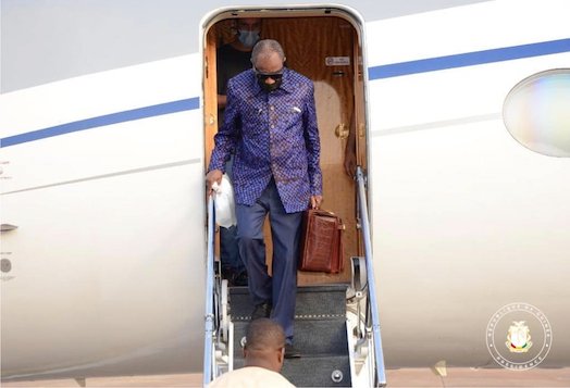Alpha Condé à sa descente d'avion ce vendredi 08 avril à l'aéroport de Conakry