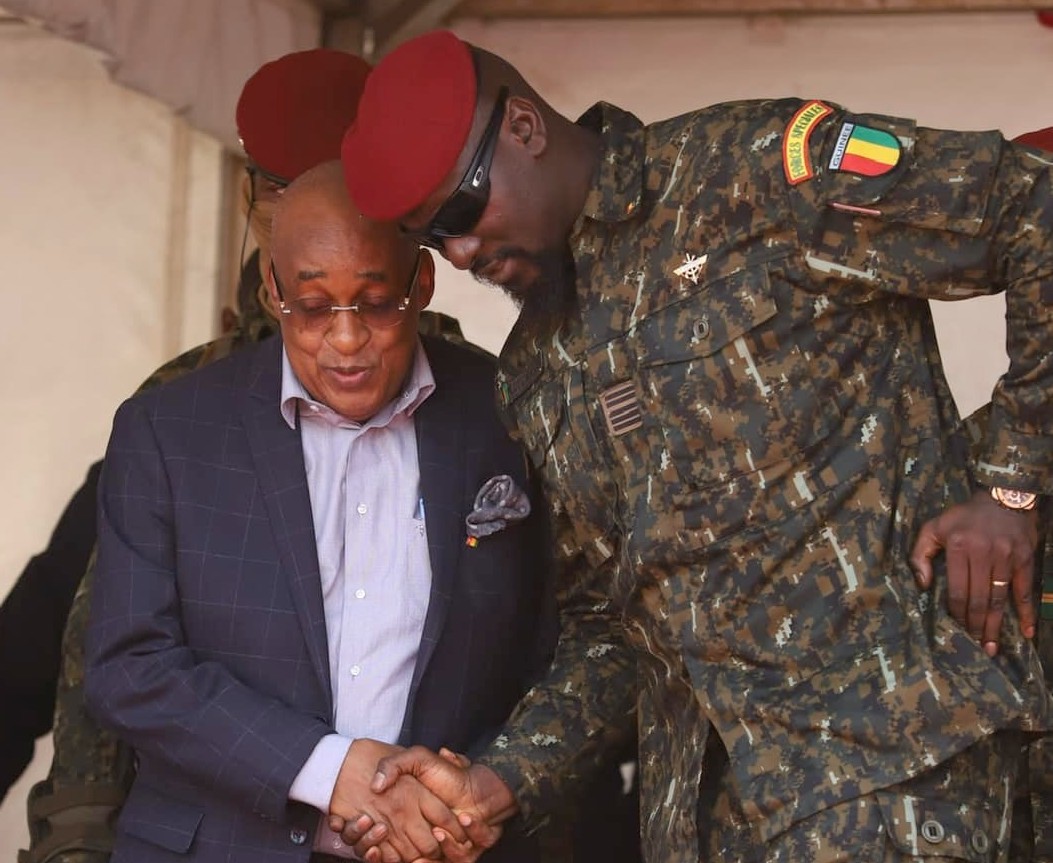 Yaya Sow, Ministre des Transports et des Infrastructures et le colonel Mamadi Doumbouya, président de la transition
