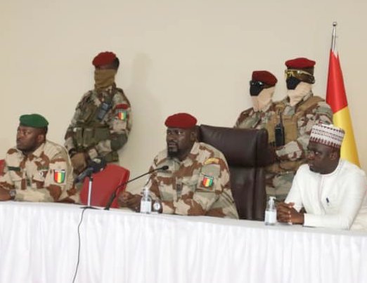 Colonel Mamadi Doumbouya, président de la transition guinéenne entourés du ministre Mory Condé et du Secrétaire Général de la Présidence Amara Camara