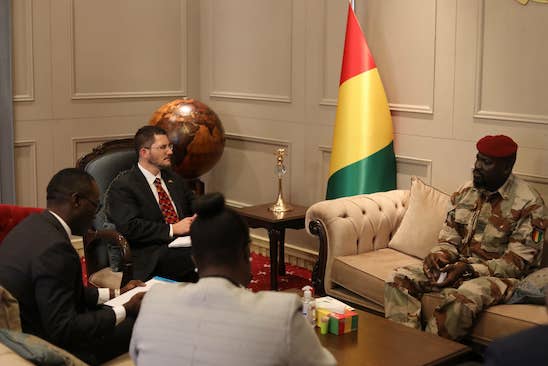 Michael C. Gonzáles, Sous-Secrétaire d'État adjoint au bureau des affaires africaines du Département d'État reçu par Mamadi Doumbouya en décembre dernier à Conakry