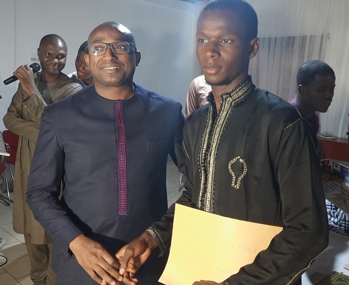De gauche à droite, Mamadou Cellou Souaré, fondateur de l'UNC et Sall Abdoulaye lauréat du concours "Coran Challenge"