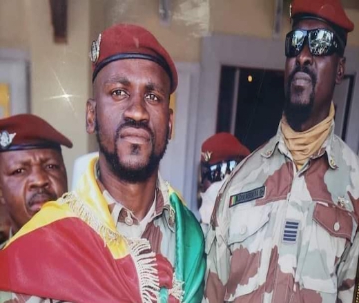 Commandant Ali Camara des forces Spéciales drapé des couleurs nationales