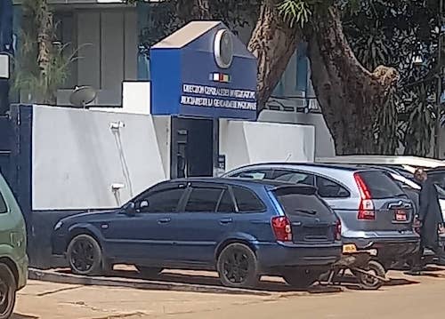 Un ancien ministre s'engouffrant dans les locaux de la Direction centrale des Investigations judiciaires de la Gendarmerie