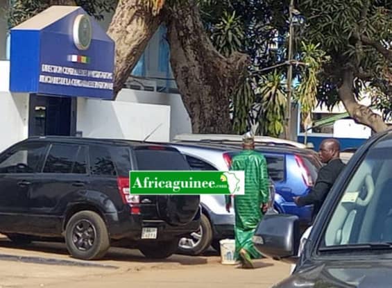 Amadou Damaro Camara, entrant dans les locaux de la Direction centrale des Investigations judiciaires de la gendarmerie nationale (DCIJ-GN).