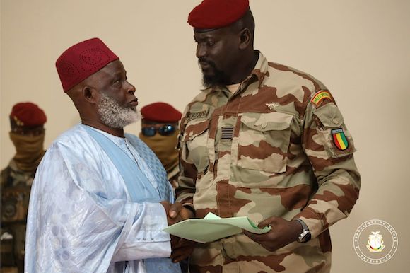 Elhadj Mamadou Saliou Camara, grand imam de Conakry et le colonel Mamadi Doumbouya, président de la Transition
