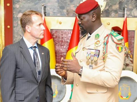 L'ambassadeur Troy Fitrell et le Président de la Transition colonel Mamadi Doumbouya, le 28 janvier dernier au Palais Mohamed V
