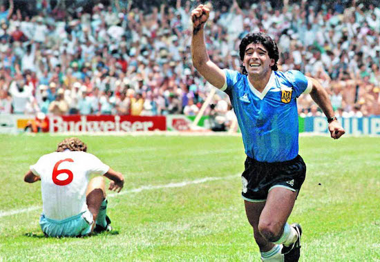 Maradona célébrant le but de la main en finale face à l'Angleterre