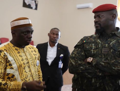 Mory Condé, ministre de l'Administration du territoire et de la décentralisation et le Président de la Transition Mamadi Doumbouya