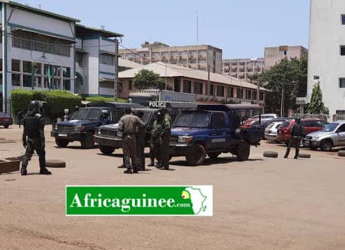 Des pickups de la gendarmerie et de la police stationnés autour de la Crief