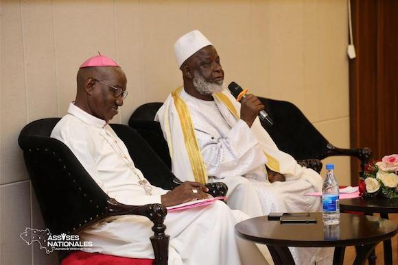 Le premier imam de la grande mosquée de Conakry, Elhadj Mamadou Saliou Camara et l’Archevêque de Conakry, Monseigneur Vincent Coulibaly