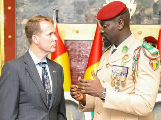 Colonel Mamadi Doumbouya, président de la transition guinéenne et l'ambassadeur des Etats-Unis en Guinée