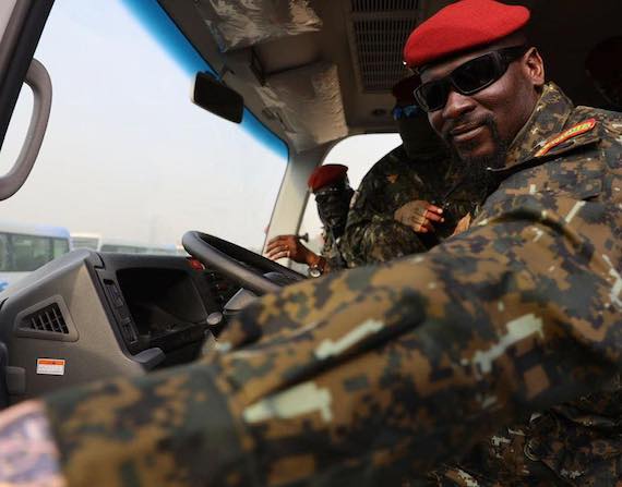 Colonel Mamadi Doumbouya, président de la transition guinéenne assis à bord d'un bus universitaire le 08 mars