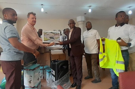 Enabel « Sanita Villes Propres » remet du matériel de sensibilisation à la commune de Ratoma