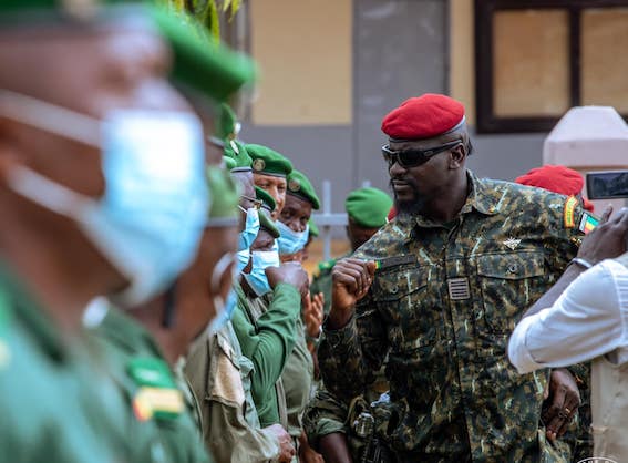 Colonel Mamadi Doumbouya, président de la transition guinéenne lors d'une visite dans un camp militaire du pays