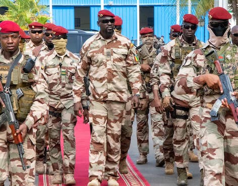 Colonel Mamadi Doumbouya, président de la transition guinéenne entouré de sa garde rapprochée
