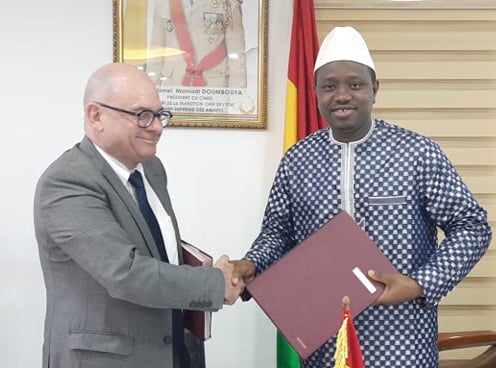 Feature image Erwin De WANDEL directeur du département géographique au ministère des Affaires Étrangères du Royaume de Belgique et Laho Bangoura, secrétaire général du ministère des Affaires étrangères, de la Coopération internationale, de l’Intégration africaine et des Guinéens de l’étranger