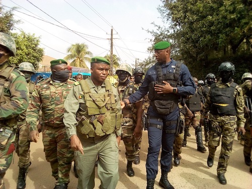Colonel Sadiba Koulibaly Chef d’Etat-major Général des armées au domicile de Sidya Touré, le 28 février dernier