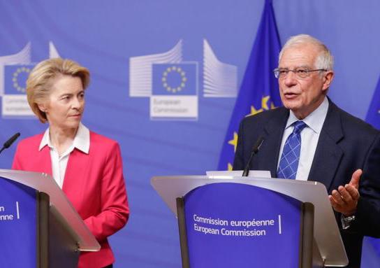 La présidente de la Commission européenne Ursula von der Leyen et le chef de la diplomatie européenne Josep Borrell