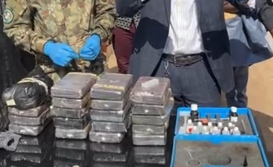La police guinéenne présentant des plaquettes de cocaine saisie à Conakry, image d'archive