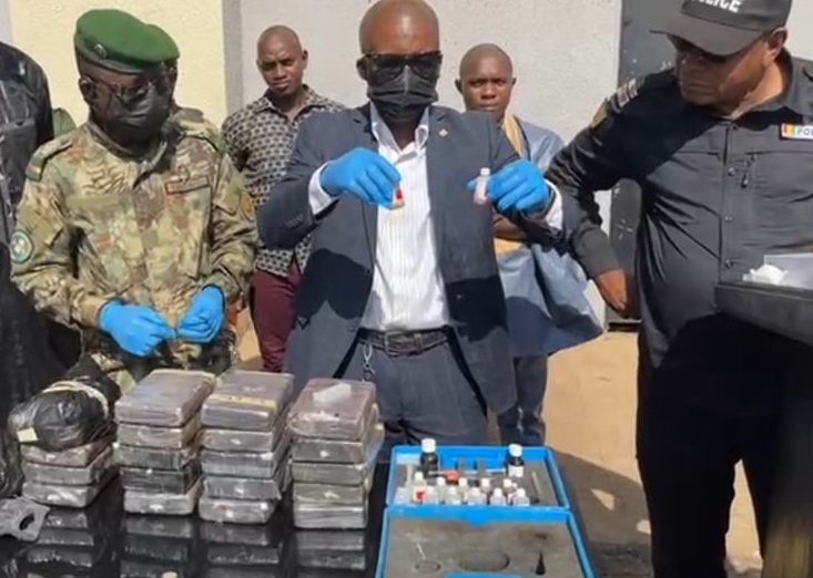 La police guinéenne présentant des plaquettes de cocaine saisie à Conakry, image d'archive