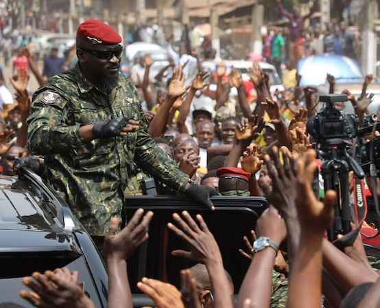 Mamadi Doumbouya s'offrant un bain de foule dans la banlieue de Conakry