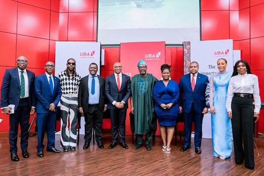 UBA African Conversations 1 : de gauche à droite : Secrétaire général, United Bank for Africa (UBA), Bili Odum ; directeur exécutif, UBA, Chukwuma Nweke ; Créateur de mode et panéliste, Kenneth Ize ; le haut-commissaire de la Namibie au Nigeria et panéliste, Humphrey Geiseb ; Directeur général adjoint, United Bank for Africa (UBA), Oliver Alawuba ; Steve Ayorinde, commentateur et panéliste de la culture et du divertissement ; l'actrice et panéliste ghanéenne, Lydia Forson ; directeur exécutif, UBA, Chiugo N