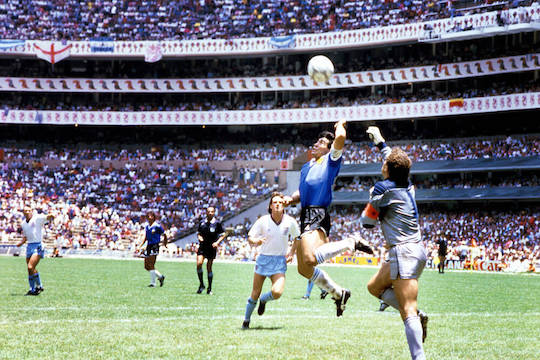 Diégo Maradona marquant de la main lors de la finale de la coupe du monde 1986 face à l'Angleterre