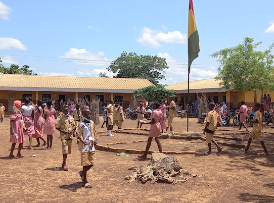 Des écoliers dans la cour d'une école à Faranah