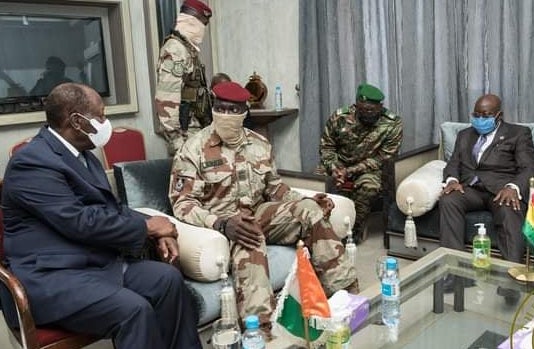 Feature image Colonel Mamadi Doumbouya, président de la transition guinéenne reçoit Alassane Ouattara et Nana Akuffo Addo à Conakry en septembre 2021