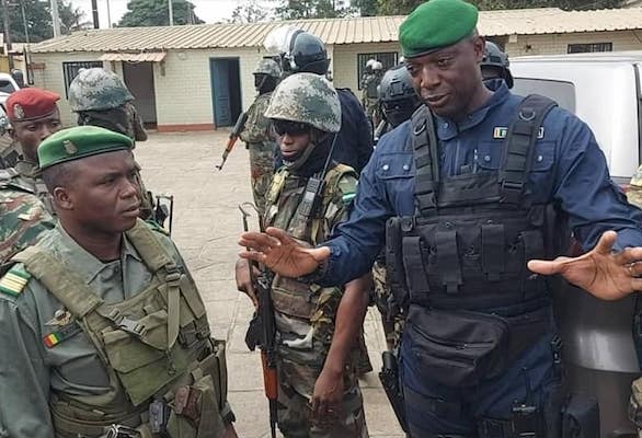 Feature image De gauche à droite, colonel Sadiba Koulibaly, chef d'Etat-major général des armées et le Colonel Balla Samoura, Haut commandant de la gendarmerie, directeur de la justice militaire
