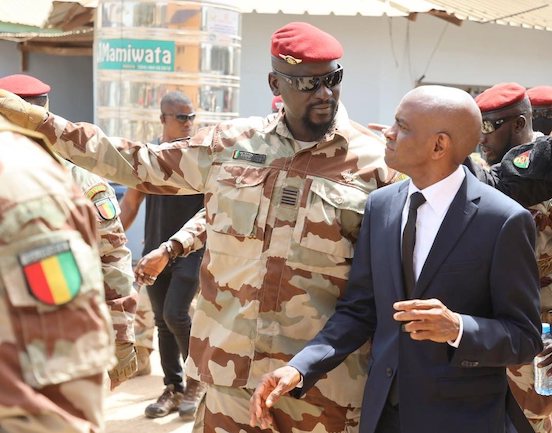 Colonel Mamadi Doumbouya, président de la transition guinéenne et le ministre Bachir Diallo