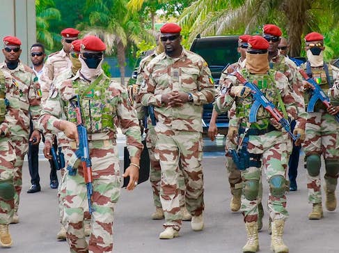 Colonel Mamadi Doumbouya, président de la transition guinéenne au milieu de sa garde rapprochée