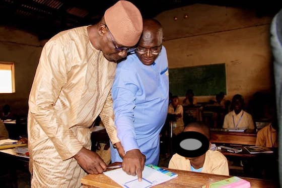 Guillaume Hawing, ministre de l’Enseignement pré-universitaire et de l’Alphabétisation et le ministre délégué à la Défense Aboubacar Sidiki Camara, dans une salle d'examen au CEE