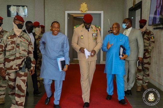 Colonel Mamadi Doumbouya, président de la transition guinéenne entouré de son premier ministre et du ministre des affaires étrangères