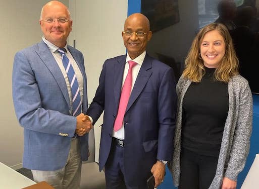 Cellou Dalein Diallo et Greg Kearns, Mme Miriam Frost, respectivement Directeur de la Division Afrique et Responsable des programmes de l’IRI (International Republican Institute)