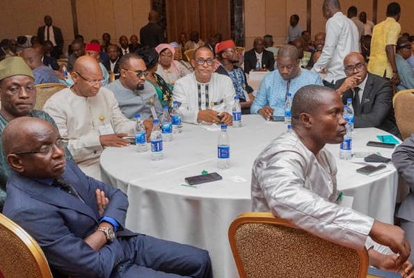 Des acteurs politiques guinéens réunis à l'hôtel Kaloum