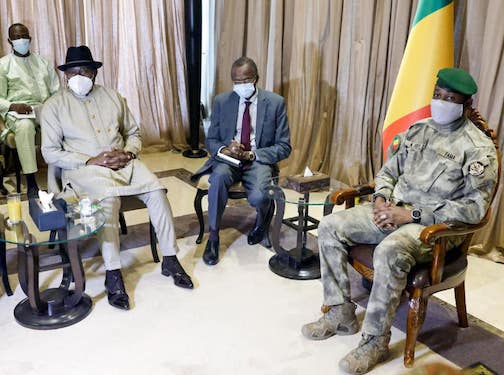 Une délégation de la Communauté économique des États de l’Afrique de l’Ouest (CEDEAO), conduite par l’ancien Président nigérian Goodluck JONATHAN, reçue à Bamako par le Président de la Transition, le Colonel Assimi GOÏTA