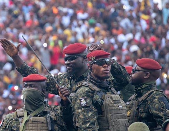 Colonel Mamadi Doumbouya, président de la transition guinéenne s'offre un bain de foule à stade de Nongo