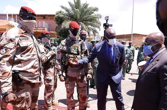 Mamadi Doumbouya  reçoit Nana Akuffo Addo à Conakry, image d'archive