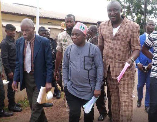Maitre Moriba Alain Koné, garde des Sceaux, ministre de la Justice et des droits de l'Homme, en bonnet