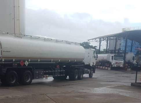 Des camions-citernes garés au dépôt de Conakry