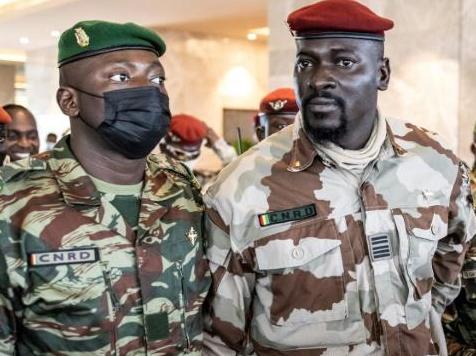 Colonel Mamadi Doumbouya, président de la transition guinéenne et le colonel Amara Camara